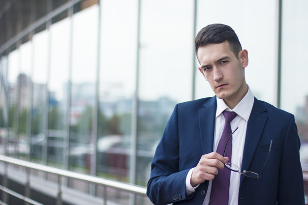 Мужчина в формальном костюме и галстуке. Блейзер, пиджак, пальто. Руководитель в деловой одежде.